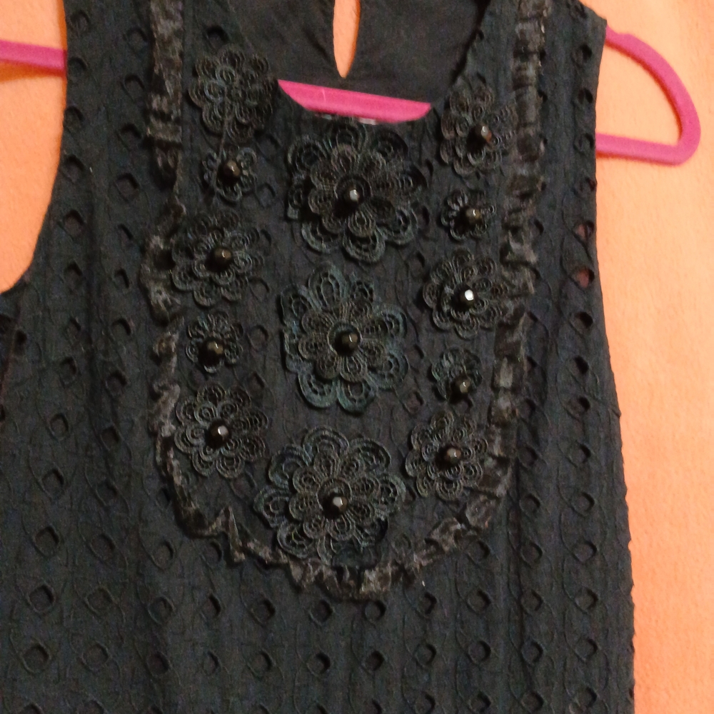 BB Dakota Black Floral Appliqué Sleeveless Top